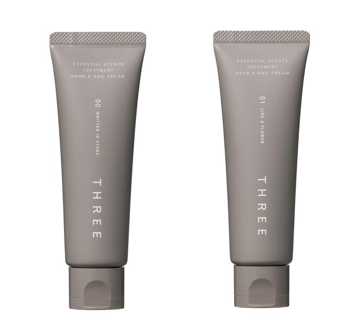 画像: （左から）クリアなシトラスウッディの香調。THREE エッセンシャルセンツ トリートメント ハンド＆ネイル クリーム 00、ハーバルフローラルの香調。同 01 各¥3,740／ともにTHREE 出典：www.threecosmetics.com