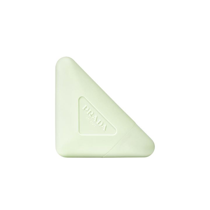 画像: プラダ ハンド トリプルケア ハンドクリーム ￥8,030（編集部調べ）／プラダ ビューティ 出典：jp.pradabeauty.com