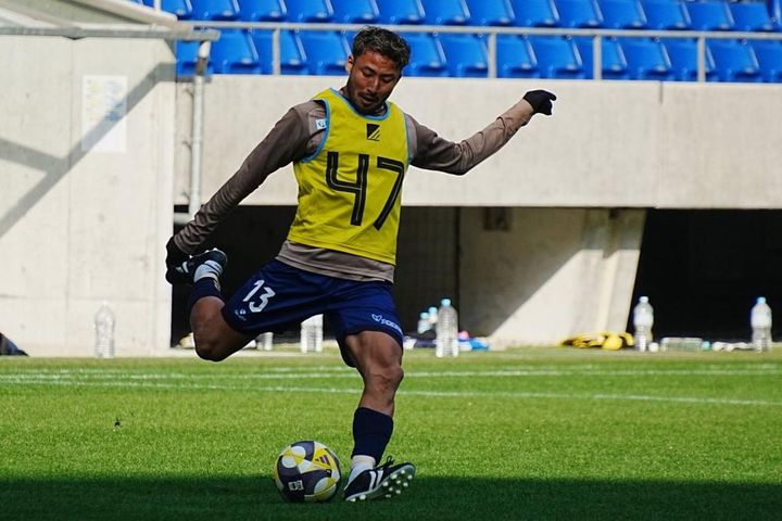 画像: ロングボールを蹴る都並（写真：浅野凜太郎）