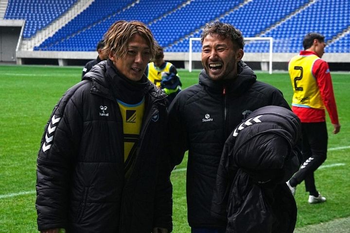 画像: DF馬渡和彰と笑顔で談笑する都並（写真：浅野凜太郎）