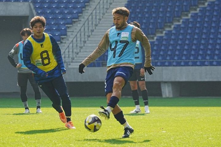 画像: ボールをコントロールする都並（写真：浅野凜太郎）