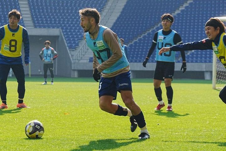 画像: パスコースを探す都並（写真：浅野凜太郎）