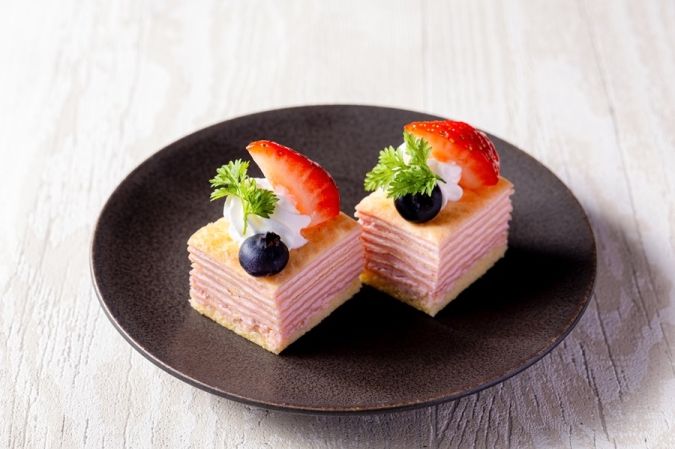都ホテル博多 ストロベリーアフタヌーンティー いちごのミルクレープ