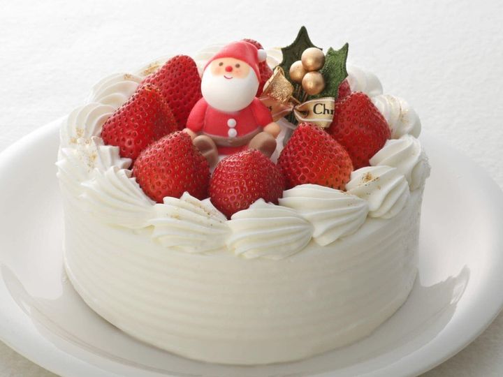 【管理栄養士が解説】「ケーキの上のイチゴは、洗われていないから危険」と、不安に思っている方もいるようです。残留農薬の心配、傷みやすさ、味の問題などの面から、分かりやすく解説します。（※画像：Shutterstock.com）