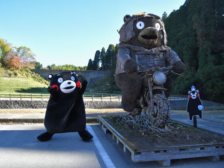 巨大な「大造り物くまモン」と並ぶ