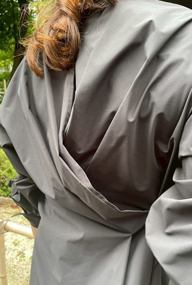 スリットから肌が見えるLE PHILのバックシャンデザイン