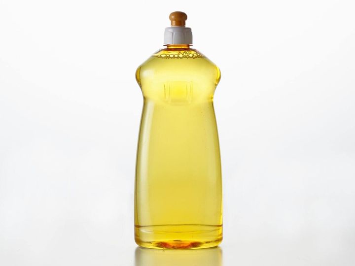 食器を洗う「食器用洗剤」。実は、食器以外の汚れ落としにも使うことができるのをご存じでしょうか。今回は、食器用洗剤の成分を解説し、食器洗い以外の使い方5つをご紹介します。