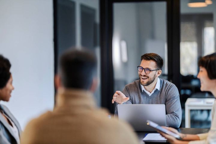 会議で発言する男性