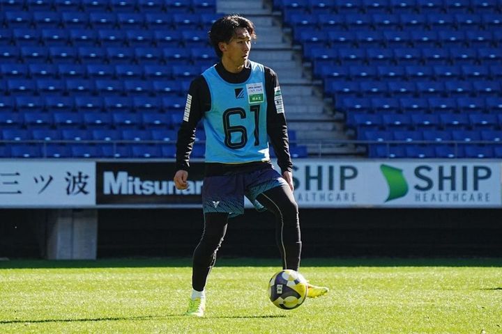 画像: トラップしてパスコースを探す橋本（写真：浅野凜太郎）