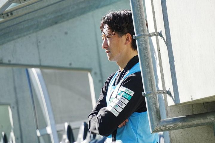 画像: ピッチを見つめる橋本（写真：浅野凜太郎）