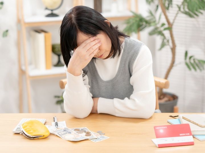 物価高で多くの人が生活が苦しいと感じているが、「うちは貧しい」と繰り返す人には注意が必要かもしれない。42歳女性は、貧乏だからとものをねだるママ友の驚くべき行動が発覚したことで、彼女の真意を知ることになる。※サムネイル画像：PIXTA