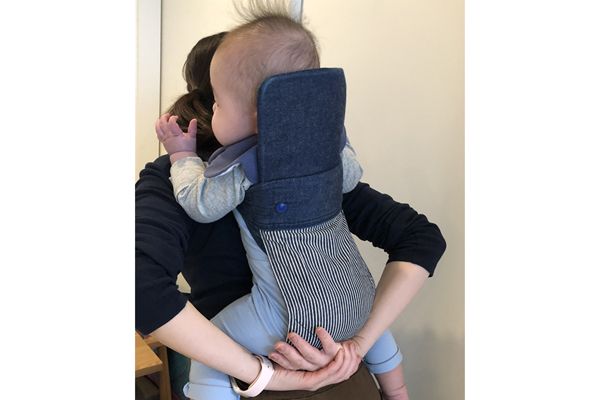 赤ちゃんをおんぶする母親の画像