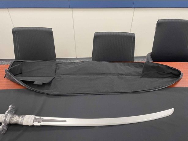 開発中の商品。写真に写っている専用ソフトケースのほか、ライトリング付きスタンドを商品化 【撮影＝西脇章太】