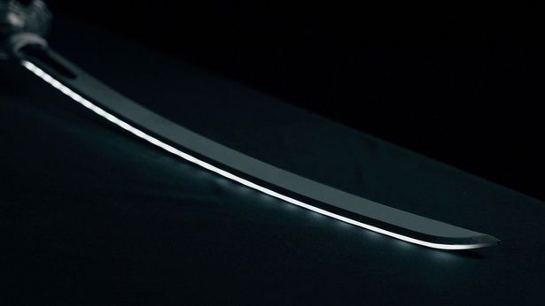 ゲーム画面で何度も目にした、あの美しい装飾が現実に。思わず指でなぞりたくなるような精緻な作り込みは、ファンにとって何よりの贈り物と言えるだろう 【画像提供＝ヒビノ株式会社】