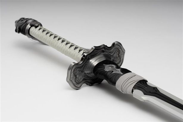 異世界の武器でありながら、日本の伝統技術が息づく、まさに「用の美」を体現した結晶と言える 【画像提供＝ヒビノ株式会社】