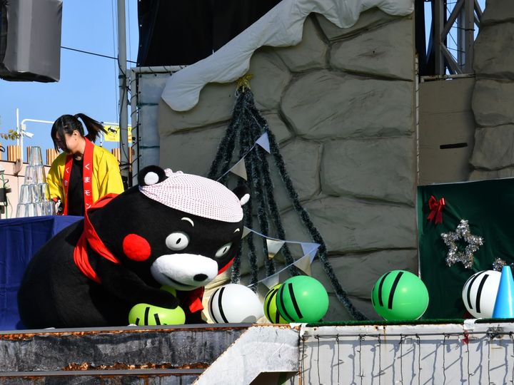 一心不乱に風船を割る＝11月15、16日、神奈川県川崎市