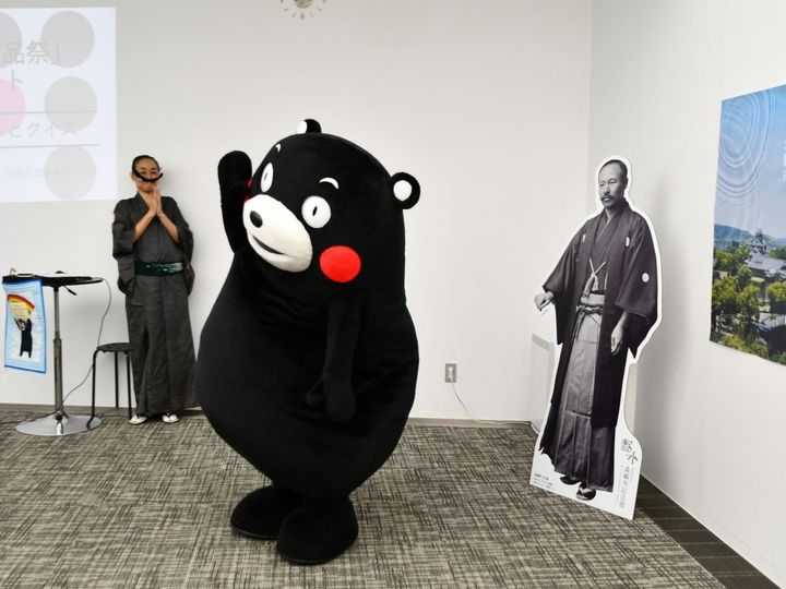 どっちが本物？＝11月1日、東京都文京区