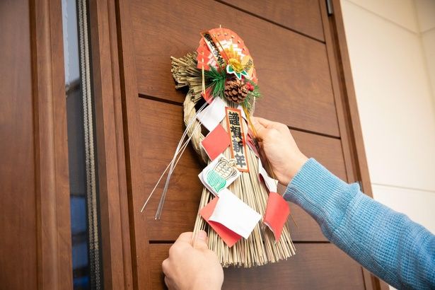 しめ縄やしめ飾りは玄関を清潔に掃除したあとに飾る (C)Ushico／PIXTA
