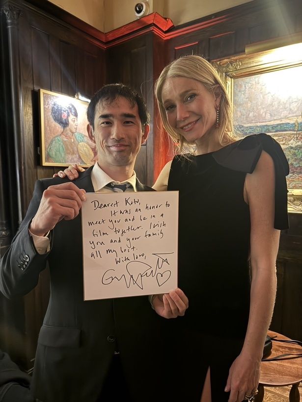 グウィネス・パルトロウと川口功人の2ショット [c]2025 ITTF Rights LLC. All Rights Reserved.