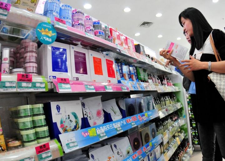 化粧品や美容関連の口コミが集まる日本最大のサイト「LIPS」に掲載されているランキング上位のアイテムを、元美容部員で化粧品集めが趣味の筆者が主観を交えつつ、おすすめポイントや使用感についてご紹介する「元美容部員が本音レビュー」の第5回をお届けします！