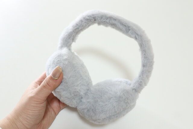 ダイソーのふわふわのエコファーのイヤーウォーマー