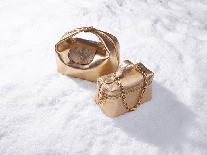 (左）「ル プリアージュ® エクストラ ゴールド」(トップハンドルバッグ) 本体H18cm ¥70,400（右）「ル プリアージュ® エクストラ ゴールド」（クロスボディバッグ）本体H10cm ¥70,400