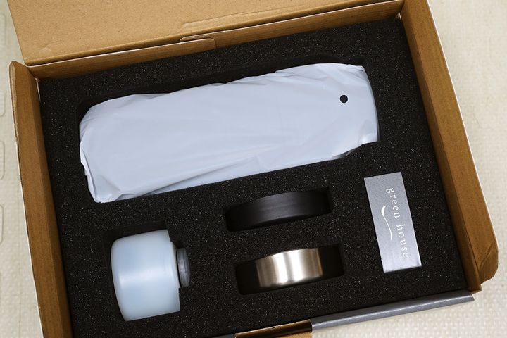 贈答品としての利用も考慮されているのか豪華な包装になっています。