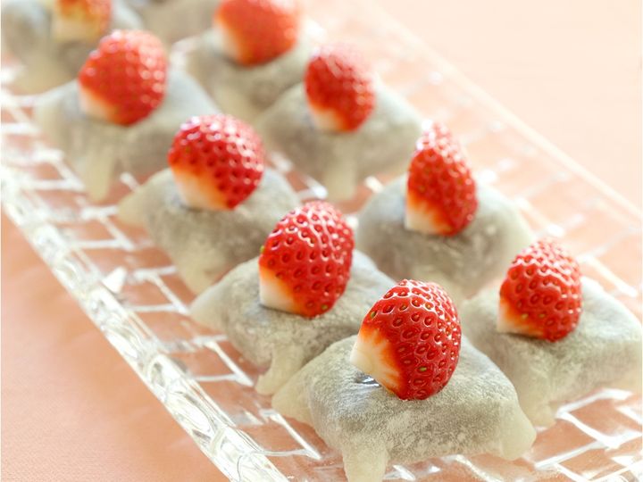 いちごの求肥包み