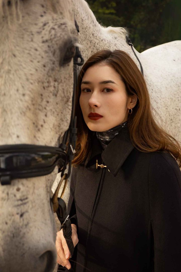 画像: ディレクターを務める山上彩さん 出典：alorsparis.fr