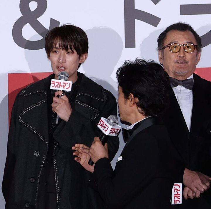 俳優、福山雅治さん（56）が主演を務める映画「ラストマン」の公開と完全新作スペシャルドラマ放送を記念したワールドプレミアムが18日、東京・新宿で行われました。福山さんの「バディ」役、大泉洋さん（52）がイベントの盛り上げ役を務め、そこに絡んだのはSnow Man・向井康二さん（31）。大泉さんと向井さんの掛け合いに会場は大盛り上がりし、SNSでも二人のやり取りが話題となりました。