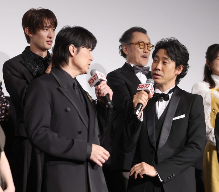 映画「ラストマン」舞台あいさつの壇上で爆笑トークを繰り広げた大泉洋さん（右）と福山雅治さん（左から2人目）、Snow Man向井康二さん（左端）。右から2人目は吉田鋼太郎さん ＝18日、東京・新宿（撮影・尾崎修二）