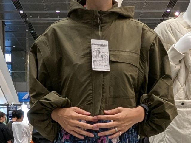 カーキのデタッチャブルトレルジャケットのショートバージョン