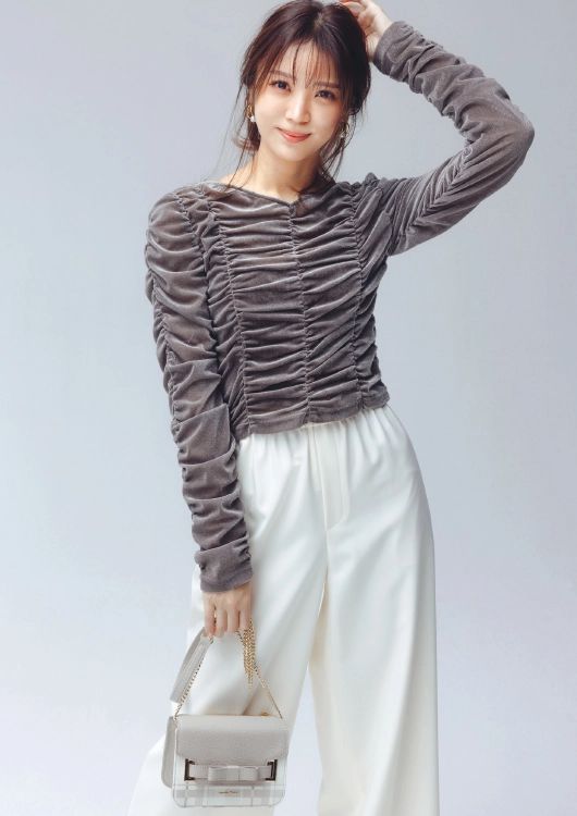 ベロアのトップスを着用した小林由依さん