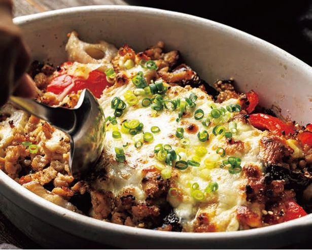 焼き野菜とそぼろみそのグラタン仕立て (C)Mako／KADOKAWA