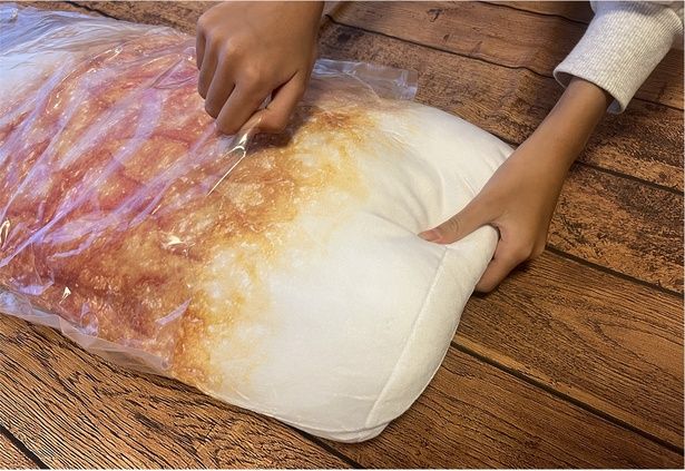 ハサミで袋を開封し、ビニール袋から出していくと… （C）レタスクラブ