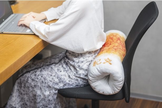 腰の後ろや膝の上に置いて、デスクワークのおともにも！ 撮影：三好宣弘（RERATION）