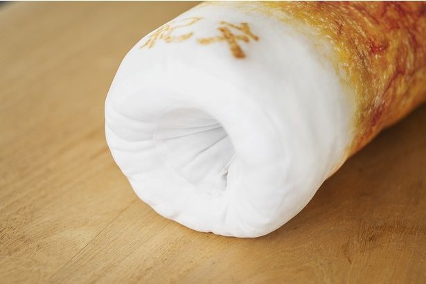 ちくわクッションには穴もしっかりあいてるんです。手を入れても気持ちいい！ 撮影：三好宣弘（RERATION）