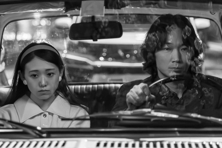 中年作家を演じた綾野剛と、女子大生・紀子役の咲耶