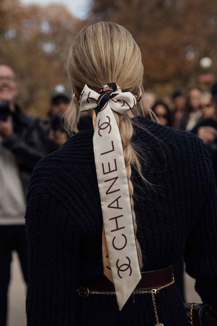 画像: スカーフをラフに結んで