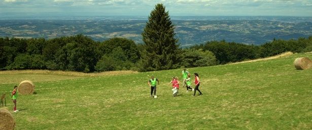泥棒のパウロは、障がい者施設のサマーキャンプに紛れ込み、警察の追手から逃れることに [c]2024 CINE NOMINE - M6 FILMS - AUVERGNE-RHÔNE-ALPES CINEMA – SAME PLAYER- KABO FILMS - ECHO STUDIO - BNP PARIBAS PICTURES - IMPACT FILM