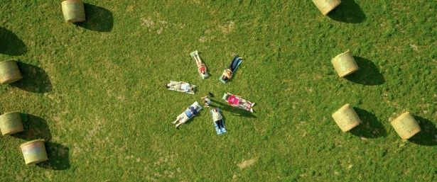 【写真を見る】フランスで社会現象となった大注目作『サムシング・エクストラ！ やさしい泥棒のゆかいな逃避行』より本編映像が解禁 [c]2024 CINE NOMINE - M6 FILMS - AUVERGNE-RHÔNE-ALPES CINEMA – SAME PLAYER- KABO FILMS - ECHO STUDIO - BNP PARIBAS PICTURES - IMPACT FILM