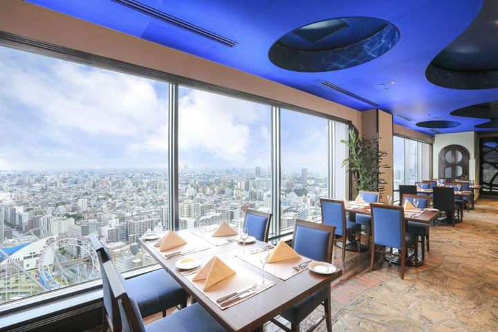 スカイラウンジ＆ダイニング「アーティスト カフェ」店内