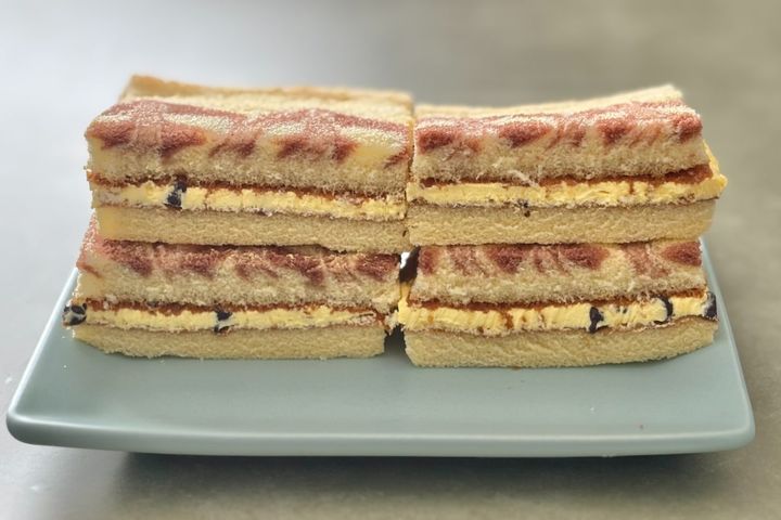 チョコチップがアクセントに！【ローソン】にふんわり生地のケーキが登場