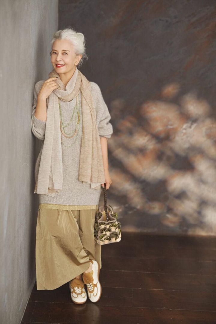 ニット¥64,900、スカート¥35,200、ストール¥52,800／すべてプレインピープル（プレインピープル青山）、下に着たラメニット¥18,700／マカフィー（トゥモローランド）、２連ネックレス¥47,300、1連ネックレス¥44,000／ともにフローリアン、バッグ¥185,900／ジャマン・ピュエッシュ、スニーカー¥50,600／アロハス（すべてアッシュ・ペー・フランス）