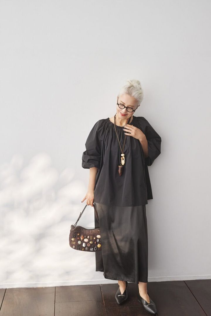 ブラウス¥38,500／サードマガジン、ワンピース¥24,200／オペラスポーツ（ともにサードマガジン）、ネックレス（ブラウン）¥22,000／デザイン バイ ソニア、ネックレス（白）¥30,800／ルナール ビジュー（ともにプレインピープル青山）、バッグ¥203,500／ジャマン・ピュエッシュ（アッシュ・ペー・フランス）、靴¥25,300／ヒミコ、メガネ／アンナさん私物