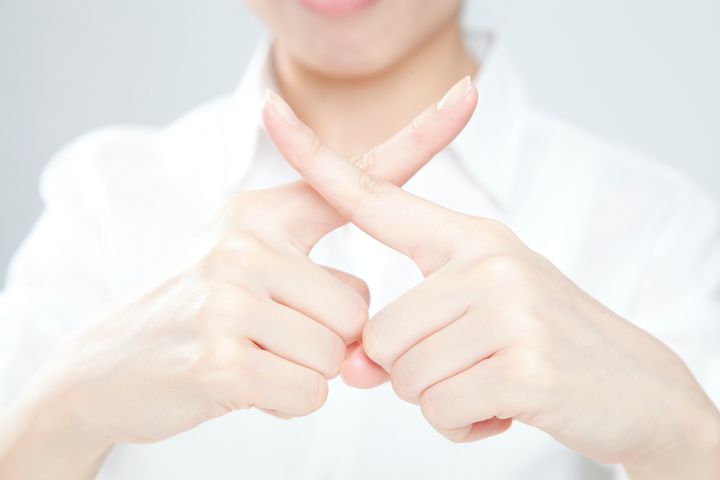 指でバツ