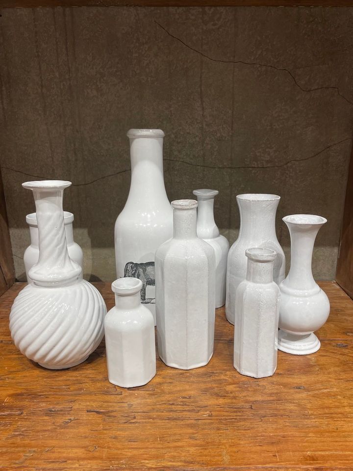 小物系では一輪挿しにぴったりのサイズ感のこちらもおすすめ。これらは2万円台〜のものが多そう（編集部調べ）。