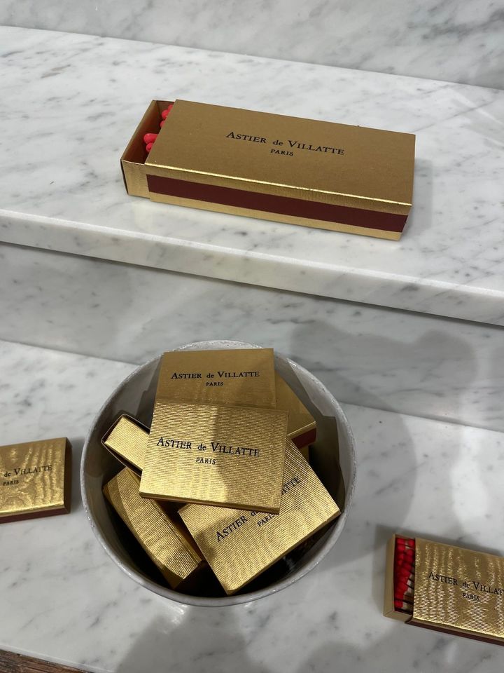 小さいケースが¥990、大きなケースが¥1,890（税込）。