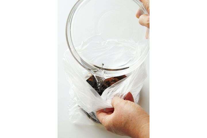 黒豆を調味液にひたす