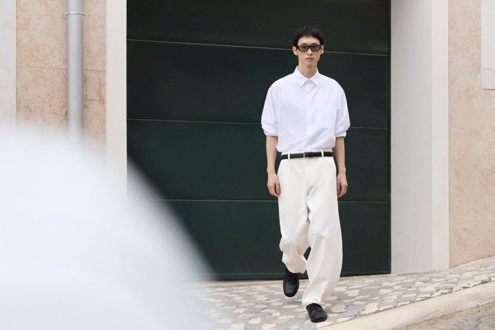 好評のスウェットワイドパンツの生地を使用したスウェットストレートパンツのほか、メンズからワイドなシルエットが特徴のバレルパンツ、テーパードパンツが登場するなど、デイリーで使えるアイテムがラインナップする。